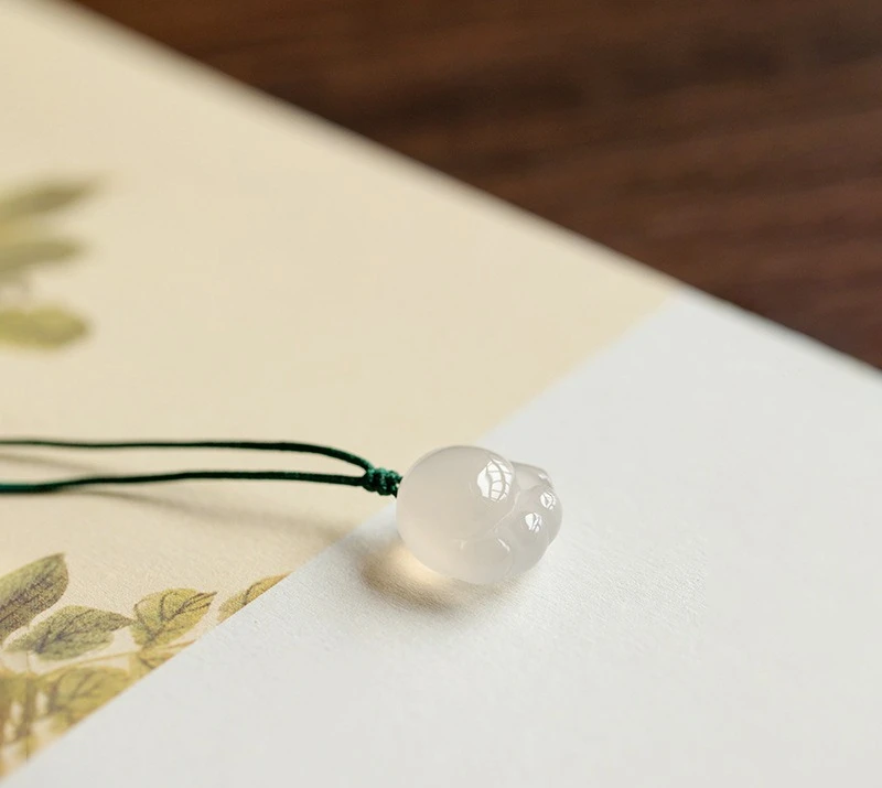 

Подвеска из натурального ледяного халцедона, подвеска в виде кошачьего когтя, мясная подушечка с милой медвежьей лапой из белого агата, детские аксессуары-подвески