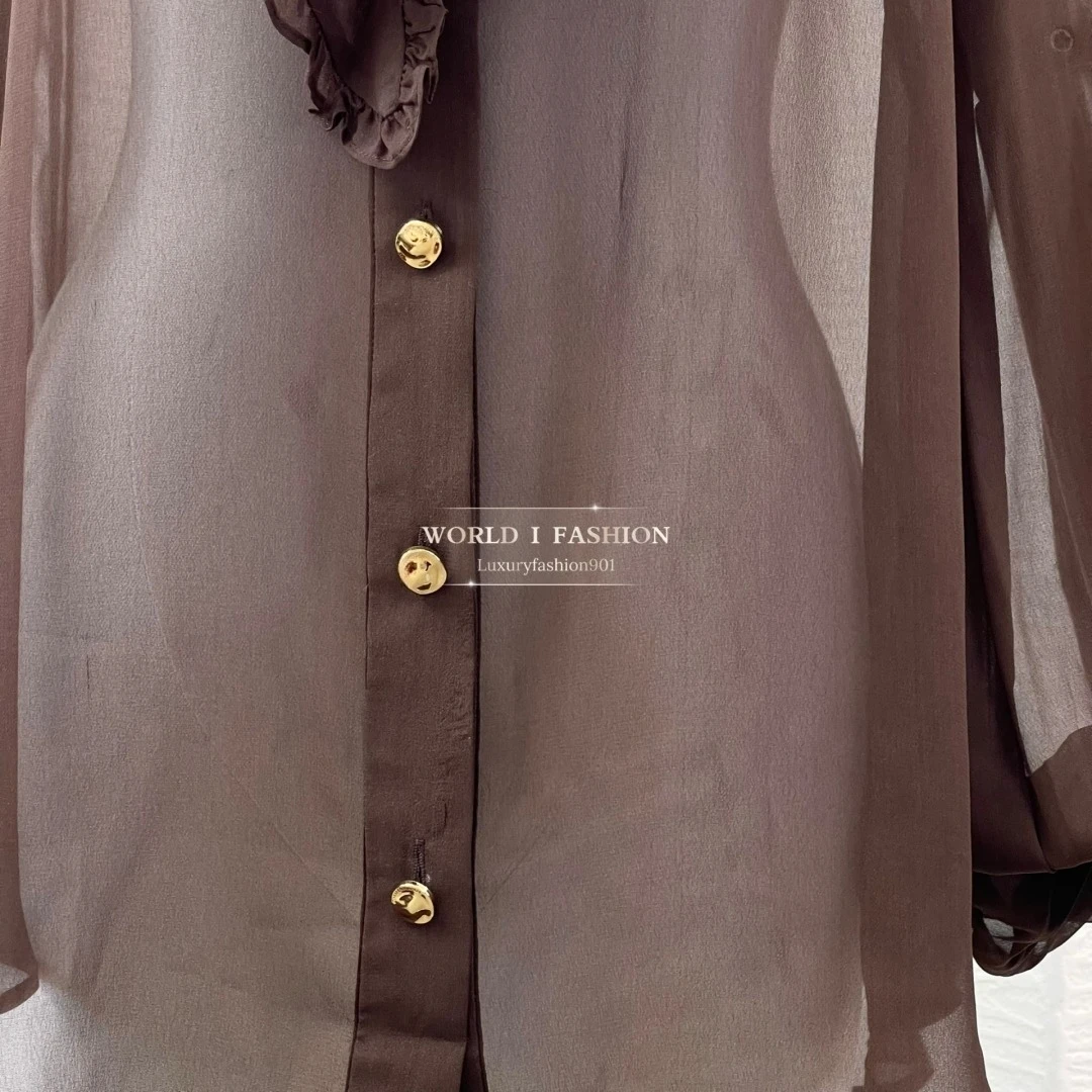 ربطة عنق ذات أكمام طويلة باللون البني عند الرقبة