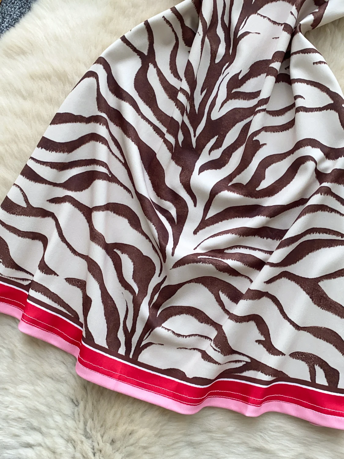 ファッショナブルなヒョウ柄ホルターネックワンピース レディース 夏 2025 新作 シンプル ウエストシェイプ スリム ショートスカート シティ通勤