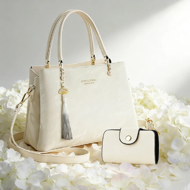 

Beautiful women's handbag，Perfect Tassel Tote Bag，Classic single shoulder bag，Lightweight large-capacity crossbody bag，Commuting