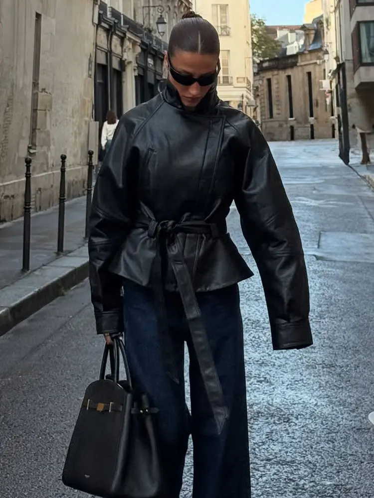 HH الخريف النساء حزام فو سترات من الجلد كم طويل التلبيب جاكيت زيبرا 2025 موضة الأسود بولي Leather معاطف جلدية سيدة الشارع الشهير