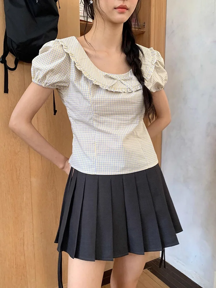 Elegancka, letnia, słodka, młodzieżowa bluzka w kratę z bufiastymi rękawami, kołnierzykiem typu \"doll\", drewnianym węzłem i uniwersalnymi możliwością noszenia.