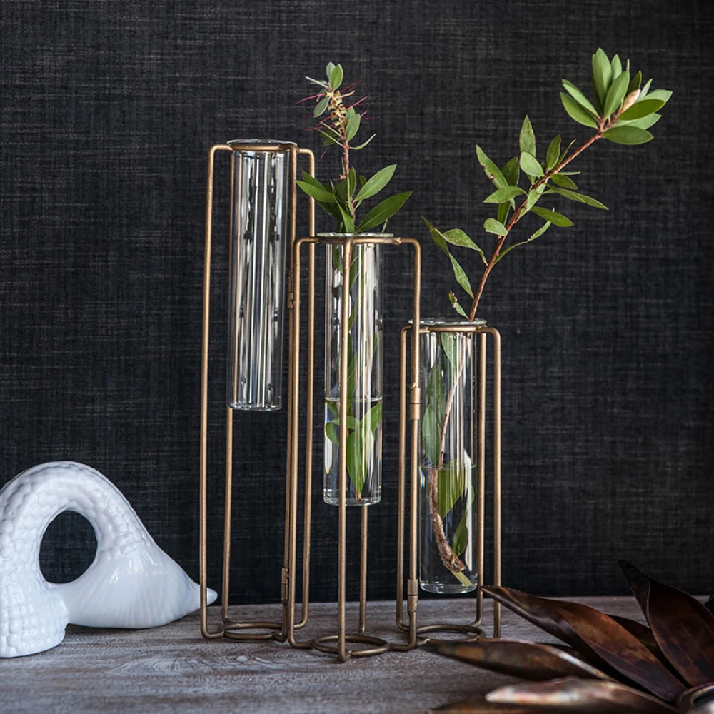 A Modern Industrial-style Oversized Beaker Vase with A Base, Blending Mystery and Refined Elegance, Perfectly Complementing Various Styles and Easily Integrating Into Different Interior Spaces. (8.5 X 2.8 X 15.3 Cm)