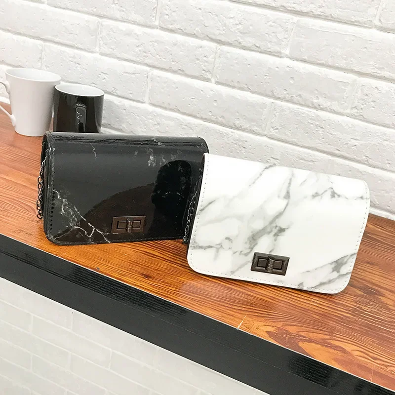 

Сумки через плечо для женщин с мраморным узором и пряжкой на плечо Wild Messenger, маленькие квадратные мраморные белые дизайнерские сумки