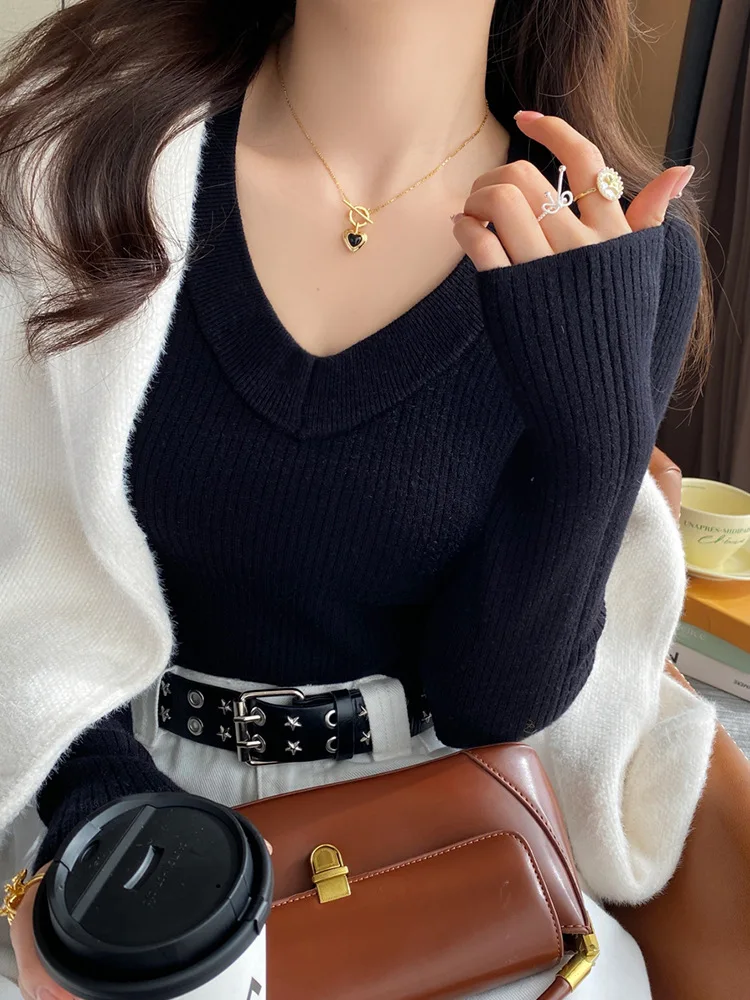 دفء منخفض القطع. نسيج قطيفة مبطن بالصوف. أساسية مثيرة ومريحة.