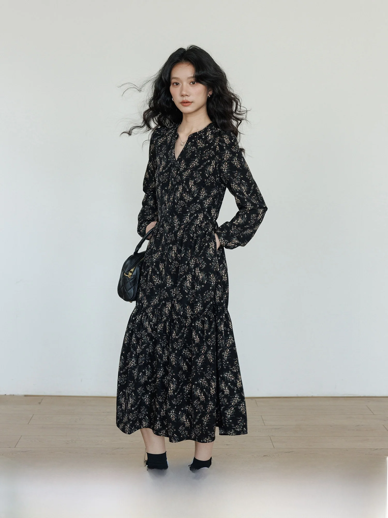 

Весенняя женская юбка с V-образным вырезом и цветочным принтом, облегающая, в стиле ретро-преппи, новая модель 2026 года, с завышенной талией, длинная, А-силуэт, повседневная, из полиэстера