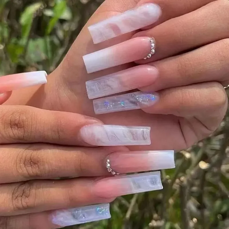 24szt Nails Press On Full Set White Extra Long Fałszywe paznokcie dla dziewczynek Kwadratowe sztuczne paznokcie z klejem Letnie zdobienie paznokci Usuwalne 2025