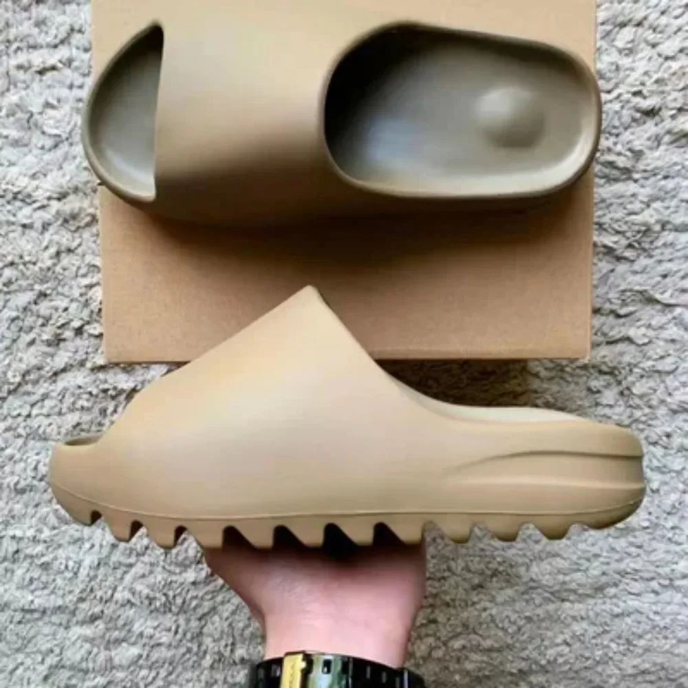 صنادل صيفية مستوحاة من Yeezy لصيف 2025 باللون الأصفر الرملي تشبه السحابة للشاطئ في الهواء الطلق غير قابلة للانزلاق