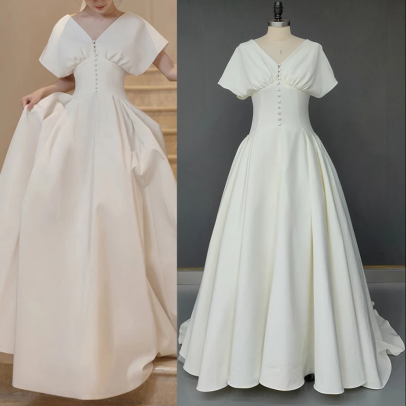 Maßgeschneidertes Vintage-Hochzeitskleid aus weichem Satin im französischen Stil, einfacher V-Ausschnitt, kurze Ärmel, Knöpfe, Hepburn-Reißverschluss, Retro-Brautkleider