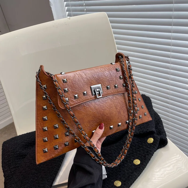 Torebka damska crossbody ze skóry vintage z nitami, uniwersalna, teksturowana, z łańcuszkiem i nitami w stylu vintage.