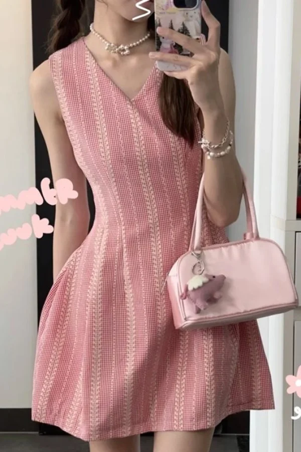 ​ ​ Petite robe d'été smockée rose, mini robe sans manches avec décolleté en cœur, robe courte d'été fluide, 2025 ​ ​