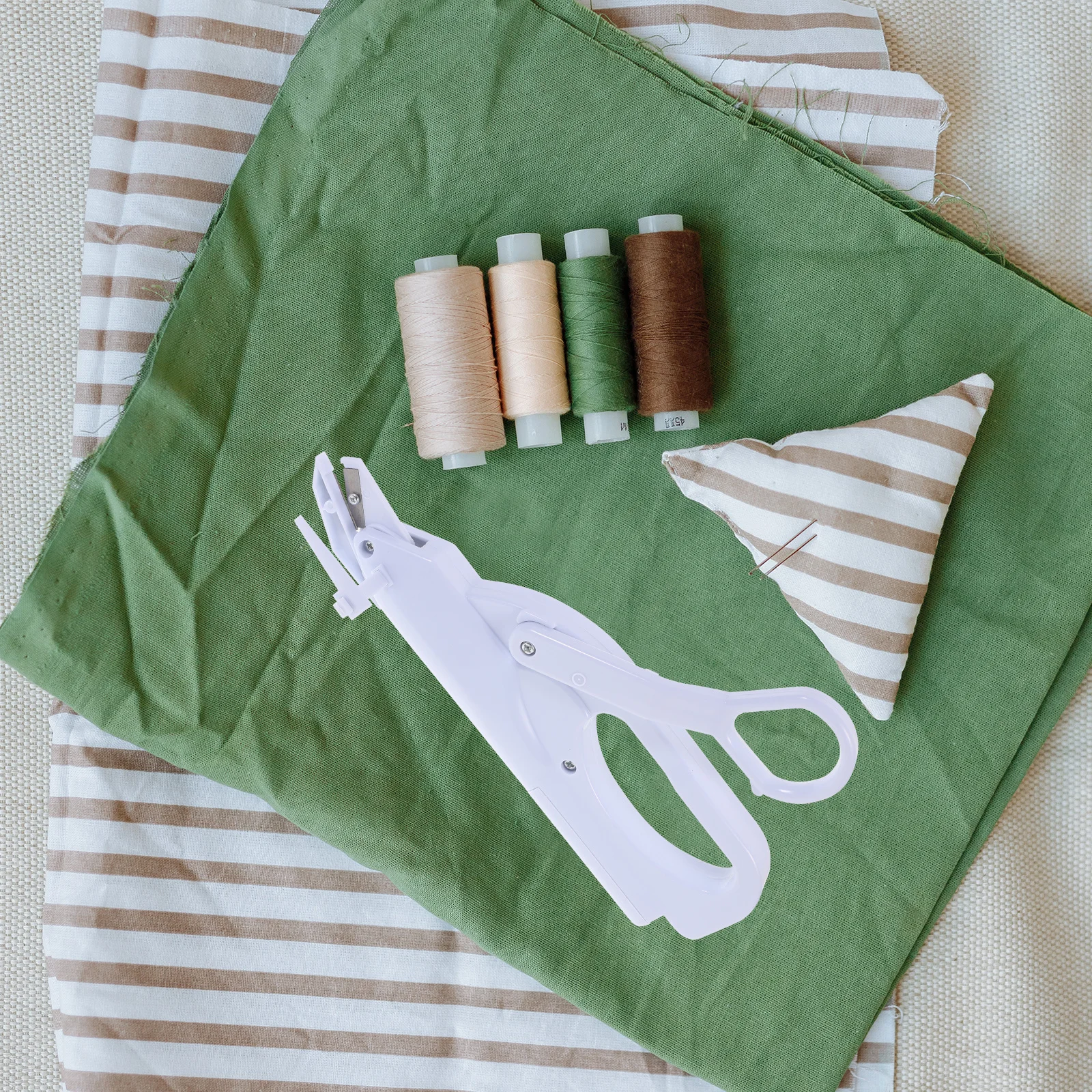 

Electric Scissor Cordless Handheld Fabric Cloth Cutting Tool Safety Lock Replaceable Blade Tailor Scissor Sewing