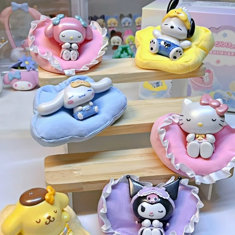 

Подлинный в наличии Sanlio семейный мягкий диван серии слепая коробка спальная поза милые игрушки украшения высокое качество подарки на день рождения для девочек