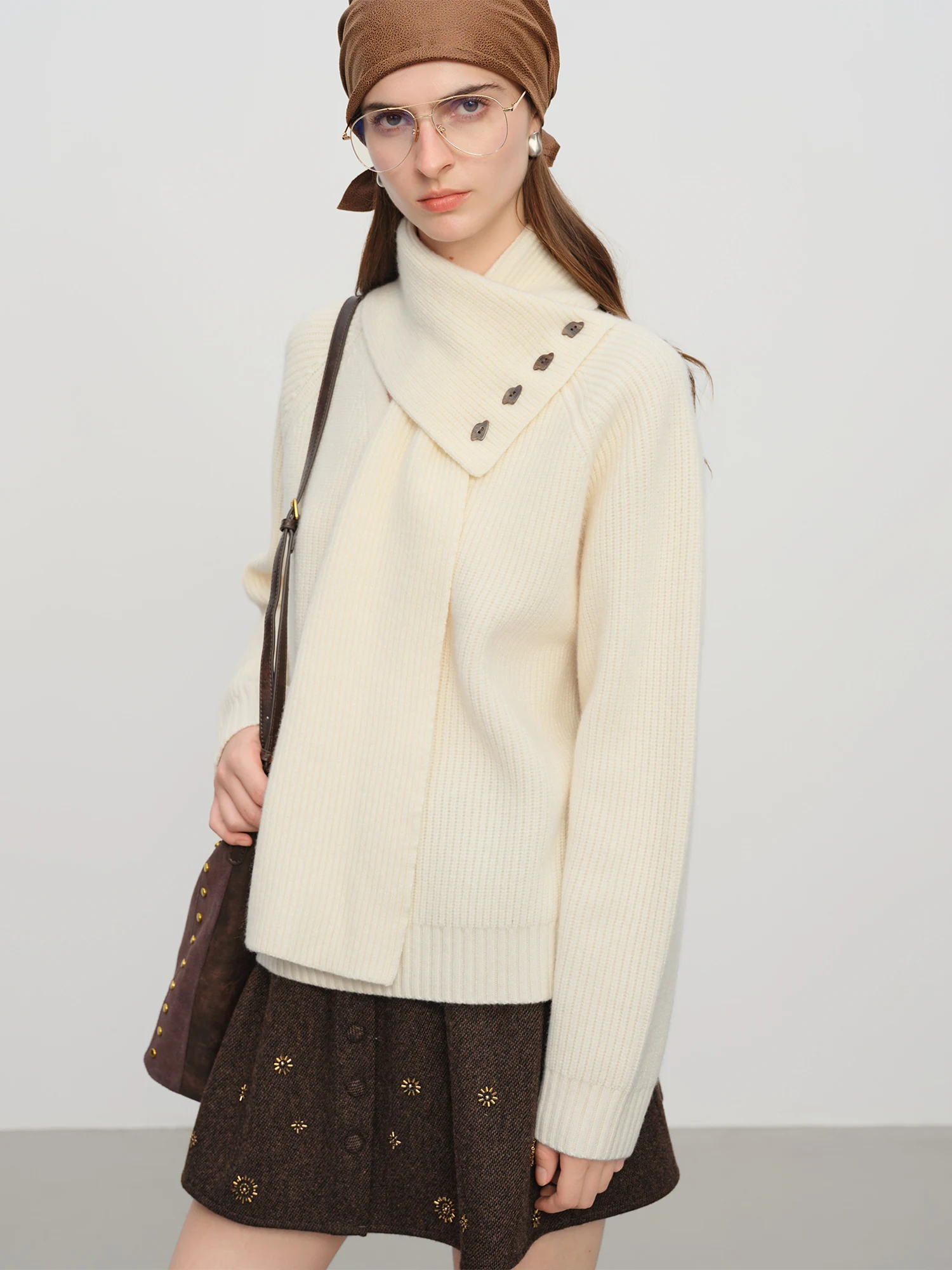 FSLE【Premium Series】เสื้อสเวตเตอร์ถักคอวีสำหรับผู้หญิง คอลเลคชั่นฤดูหนาว 2025 ดีไซน์ผ้าพันคอ - ทรงหลวมใส่สบาย สัมผัสนุ่ม