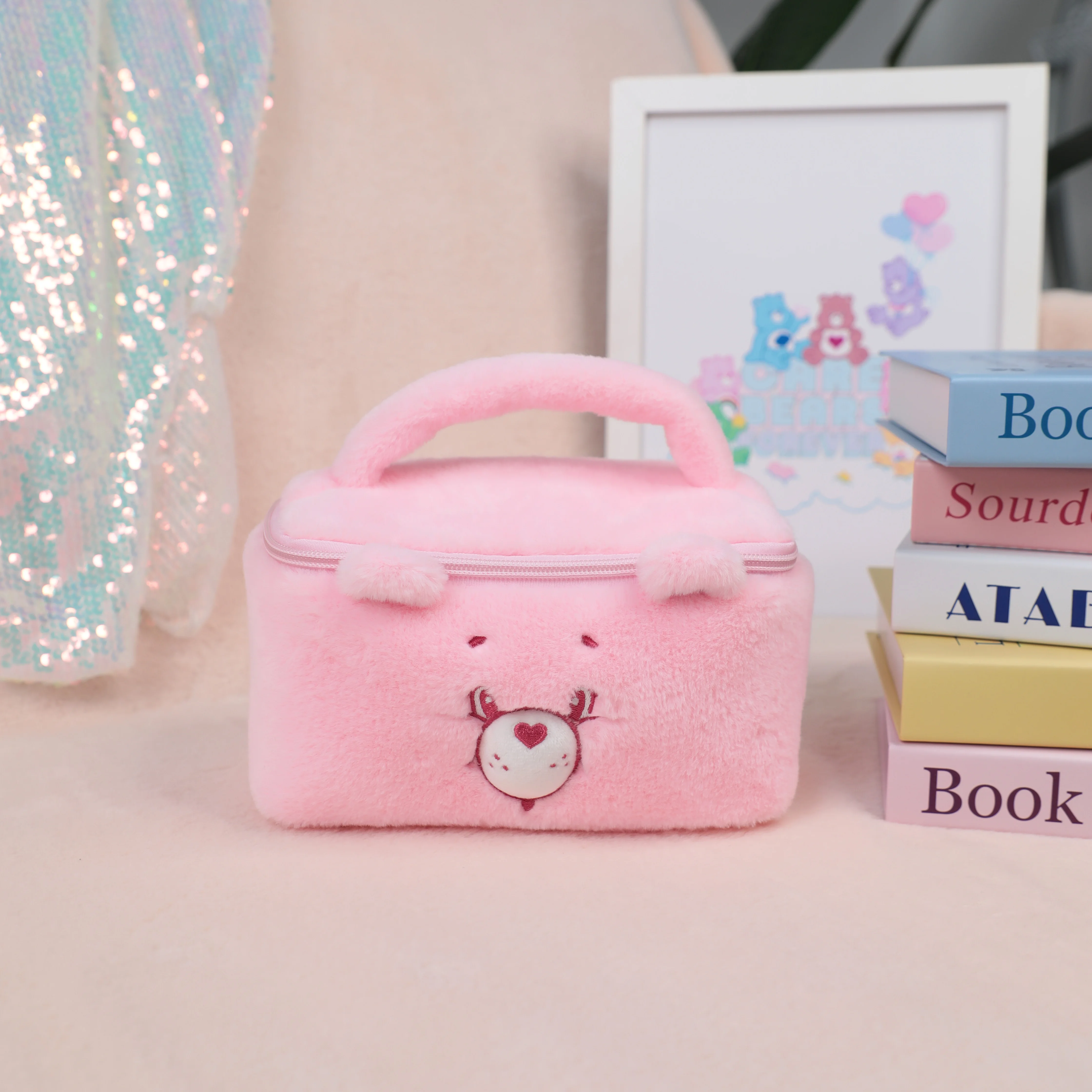 Care Bears Plüsch-Kosmetiktasche, Cartoon-Regenbogenbär, große Kapazität, Reise-Kulturtasche für Mädchen und Frauen, weicher, flauschiger Make-up-Beutel – Detail 3