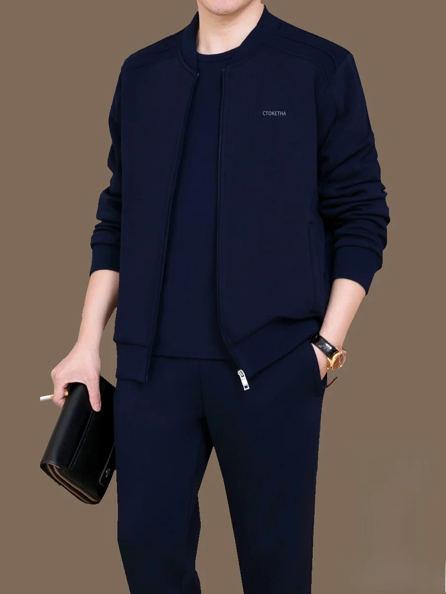 

Свободный мужской спортивный костюм-тройка: толстовка, футболка и брюки. Повседневная спортивная одежда для осени. Удобная одежда больших размеров для мужчин среднего возраста.