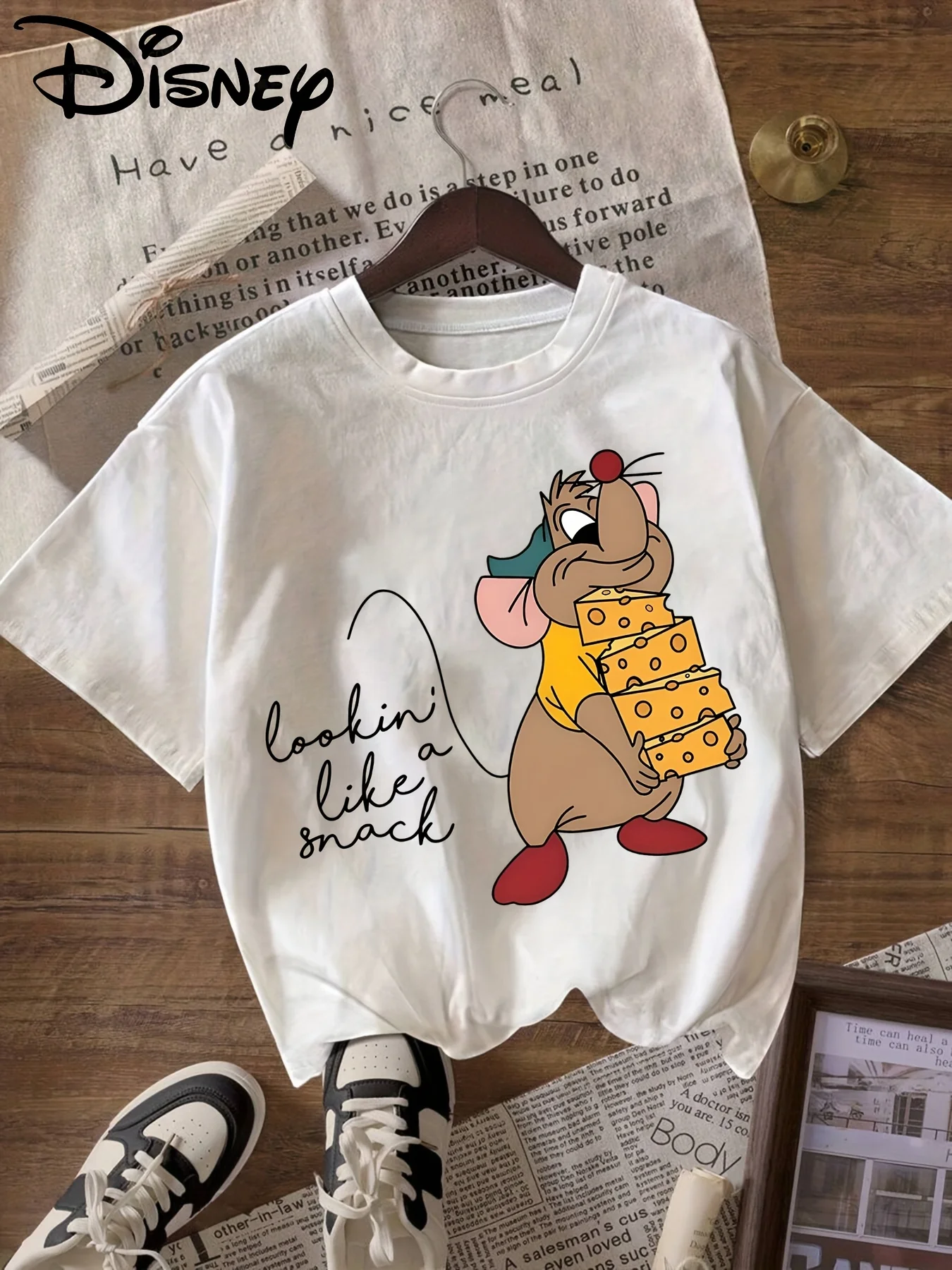 T-shirt décontracté en coton pur, style sportif, motif souris de dessin animé avec inscription « Lookin Like A Snack » (ressemblant à une collation), blanc, design décontracté, nouveauté été 2026