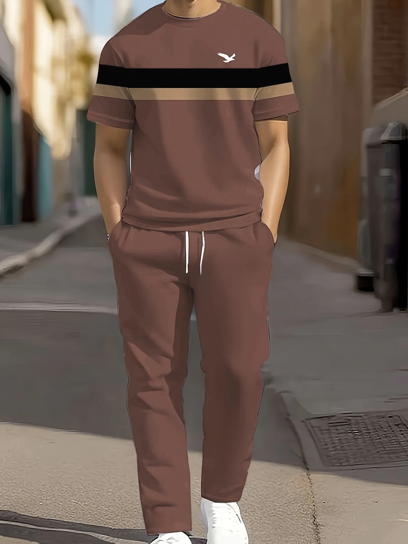 المجموعة الرجالية الجديدة لصيف 2025 تتميز بطبعات مخططة ثلاثية الأبعاد وهي ملابس رياضية خارجية غير رسمية وعصرية