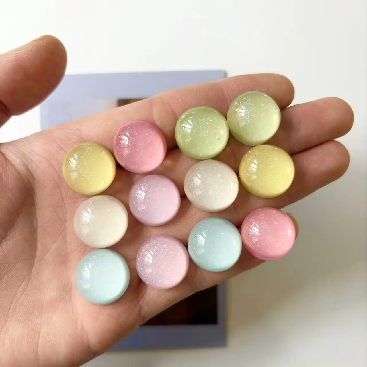 12Pcs colorful circular resin fridge magnets with transparent glitter magnets for photo fixation as gifts and presents