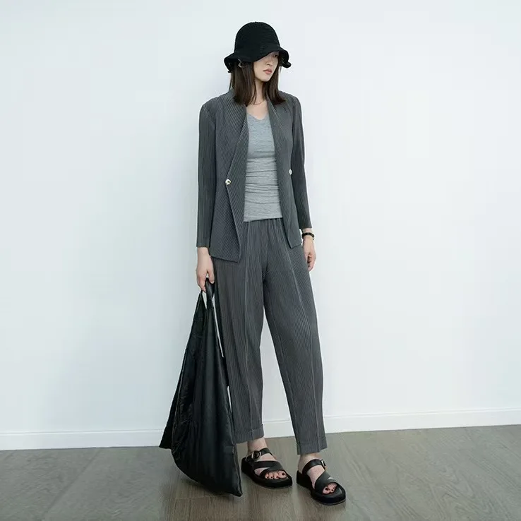 

2025 Miyake Wrinkle Set, Women's High End Temperament, Workplace Style, Two Piece Set, Loose Design, Jacket, Pants, Complete Set