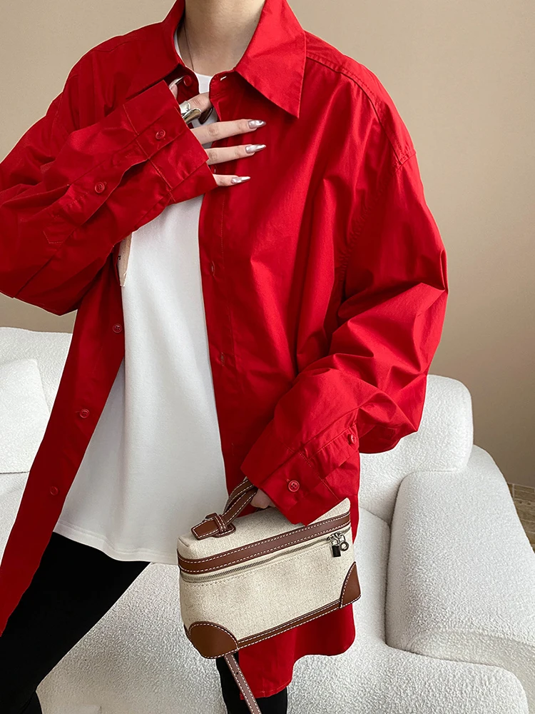 YERMORA بلوزة غير رسمية قصيرة كبيرة الحجم بأزرار حمراء للنساء طية صدر السترة وأكمام طويلة قميص فضفاض جديد موضة المد ربيع الخريف 2025