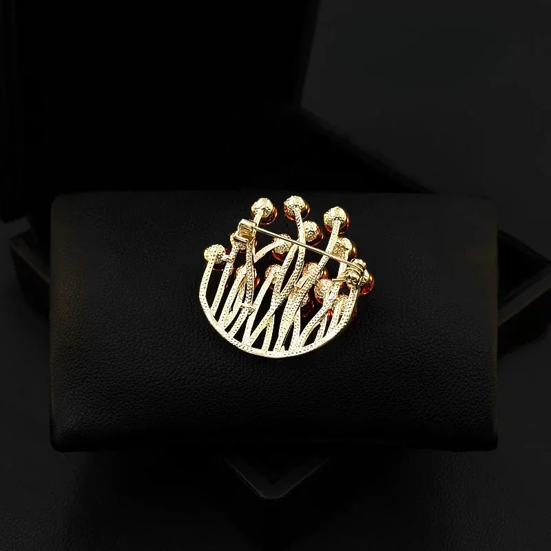 Red Coral Brooch for Women Suit High-End Animal Lapel Pins Geometric Collar Buckle Rhinestone Jewelry Clothing Accesories 5912