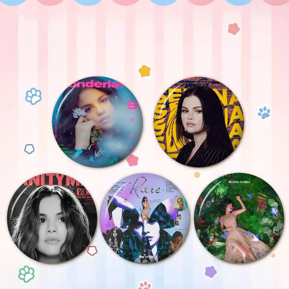 Broches de Anime de la Cantante y Actriz Selena Gomez, Lindos Broches de Dibujos Animados para Chaqueta, Jeans, Solapa, Pin, Regalo, Accesorio