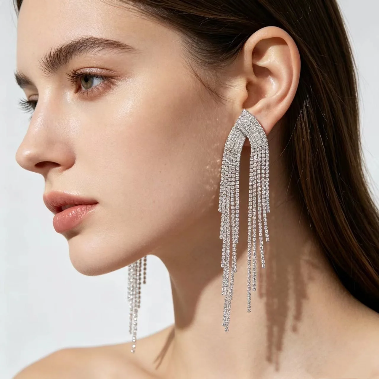 New style cool and elegant long style super shiny tassel earrings European and American light luxury diamond studded earrings
