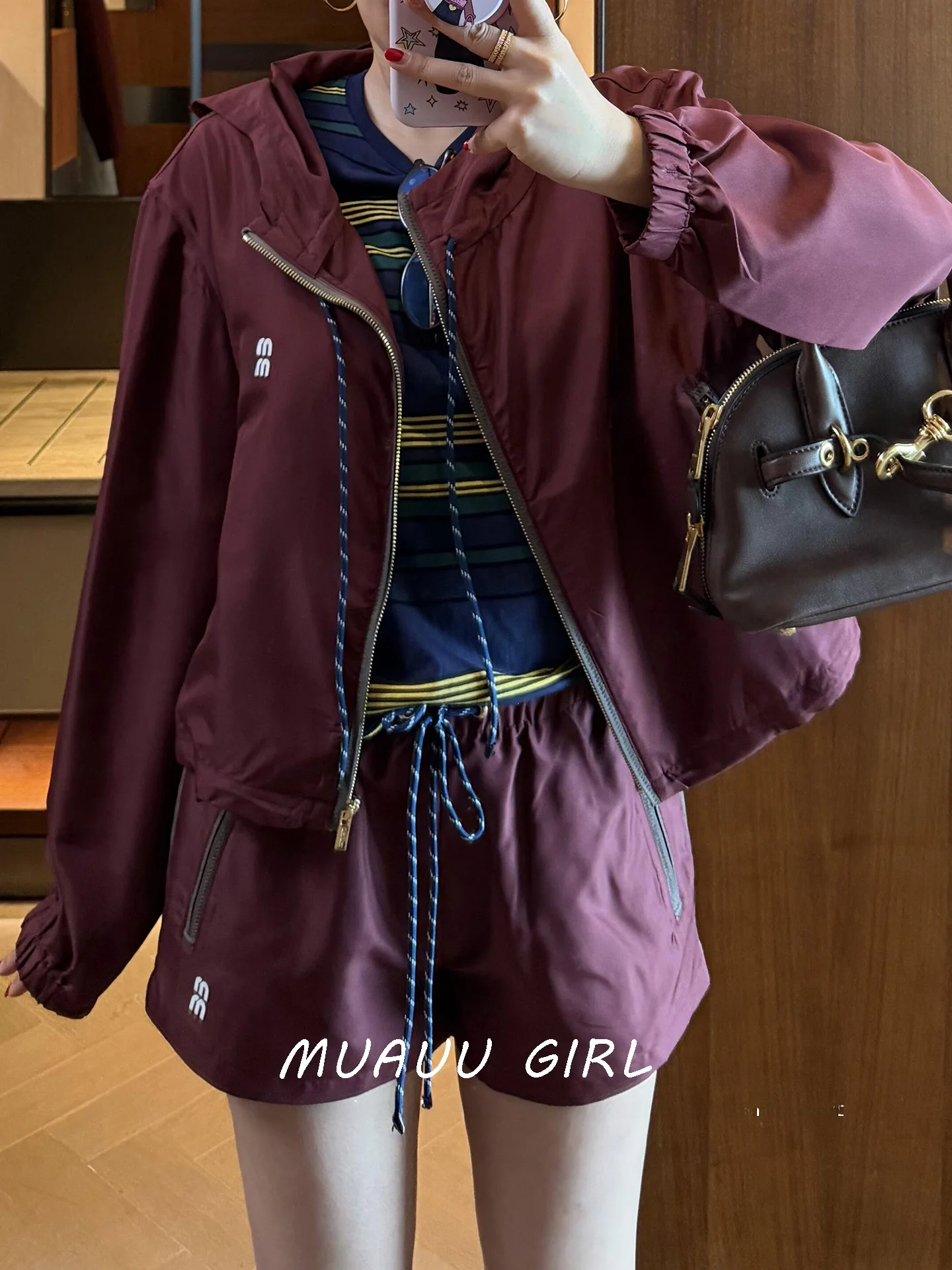 

Комплект MUAUU GIRL Premium Edition 26SS: вышитая куртка, шорты и юбка. Повседневный стиль, высокая талия, кожаная ткань, защита от солнца.