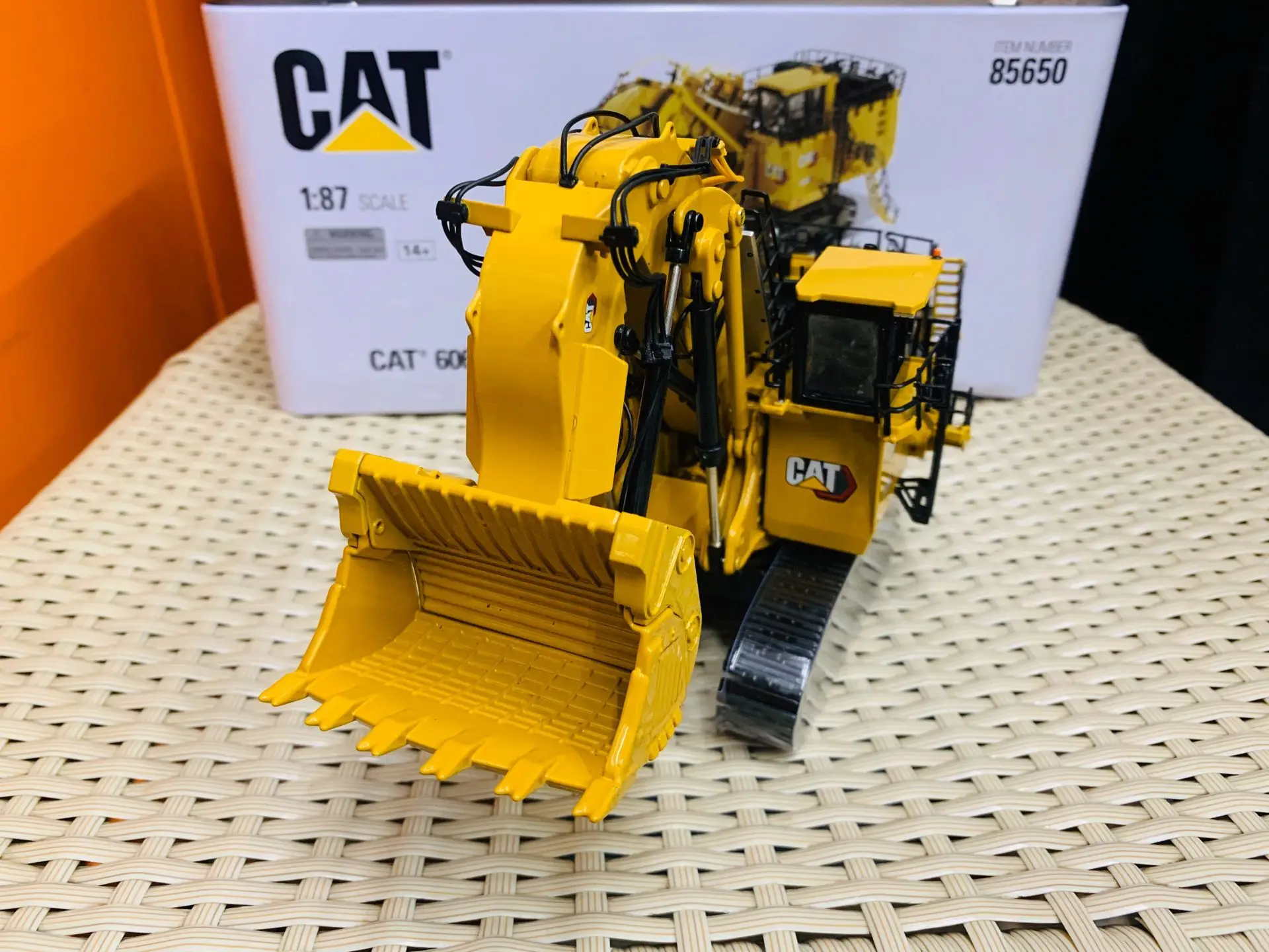 6060FS Hydraulic Mining Front Shovel 1/87 Scale By Diecast Masters 85650