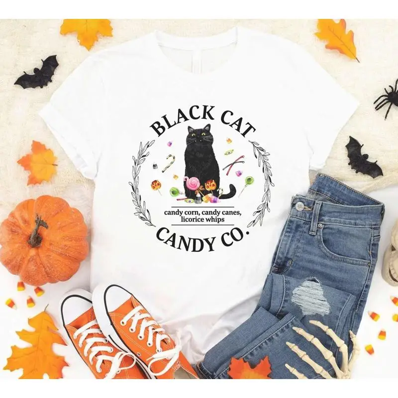 Camiseta de regalo de Halloween con diseño de gato negro, caramelos de maíz, varitas de licorice y látigos de licorice