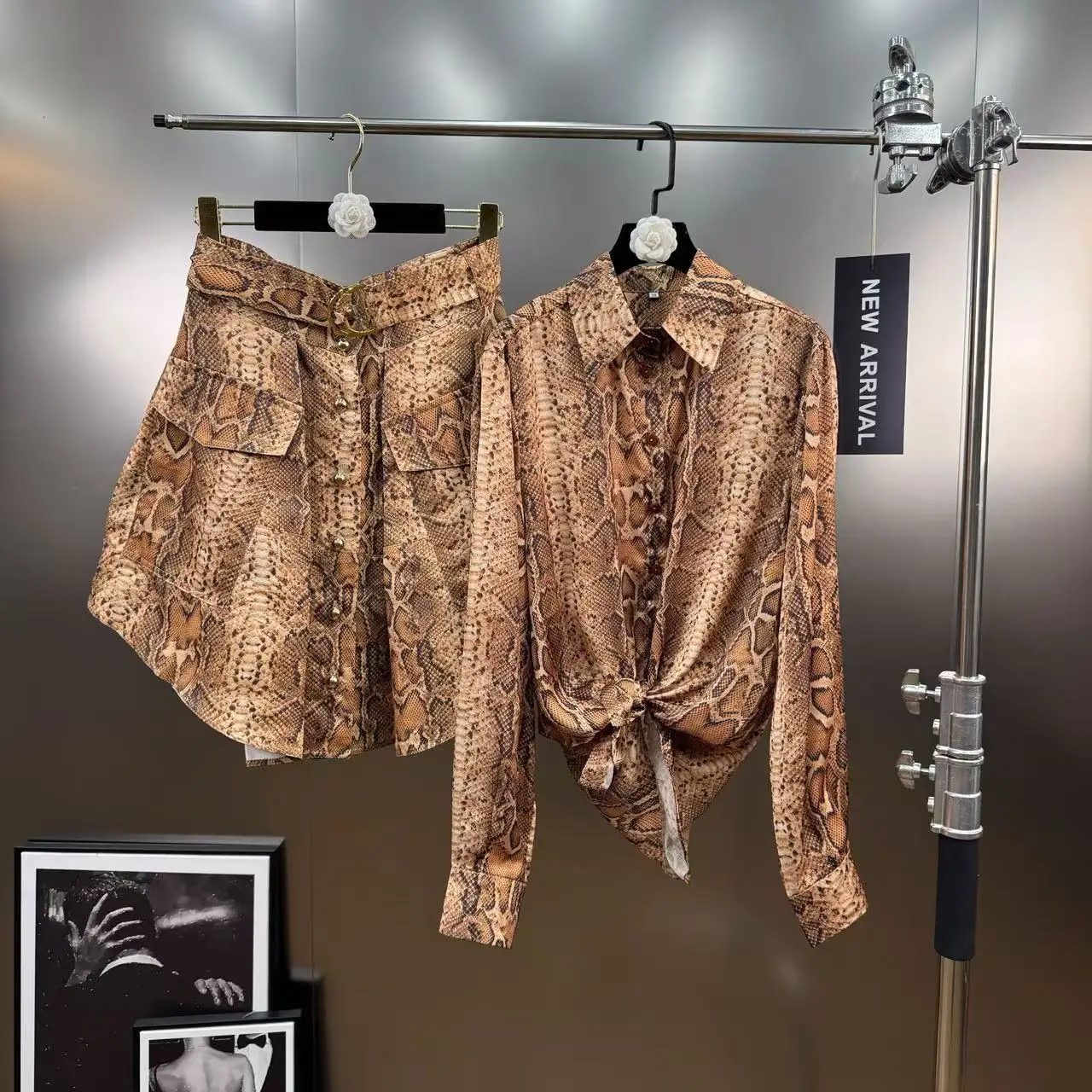 

Зима 2025 года, уникальная высококачественная рубашка с длинными рукавами и юбка с поясом, комплект из двух предметов для женщин