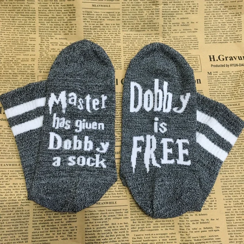 Chaussettes unisexes «maître a donné Dobby une chaussette Dobby est gratuit» chaussettes amusantes en coton doux décontracté imprimé lettre chaussettes pour femmes