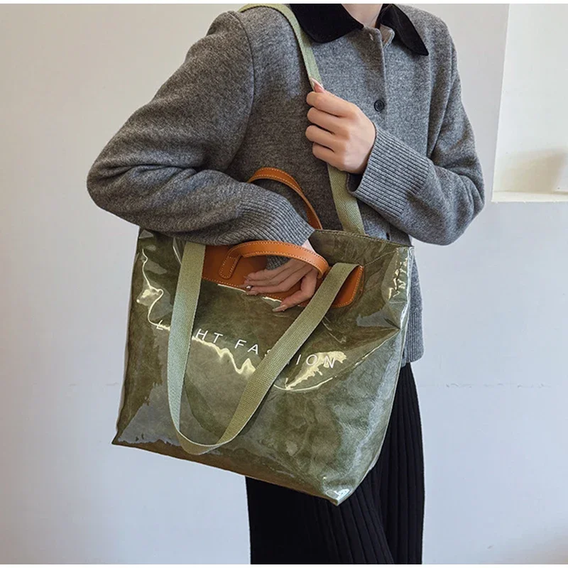 Klare Tragetasche aus PVC-Kraftpapier mit Farbkontrast, luxuriöse Vintage-Hobo-Umhängetasche, wasserdichte Shopper-Handtasche mit Buchstaben oben – Detail 12