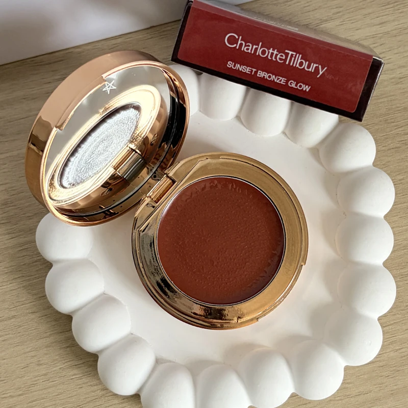 Charlotte CT Cushion Blush Stick, langdurige natuurlijke kleur, dubbelzijdige blush voor lippen en wangen, geperst poeder van Tilbury.