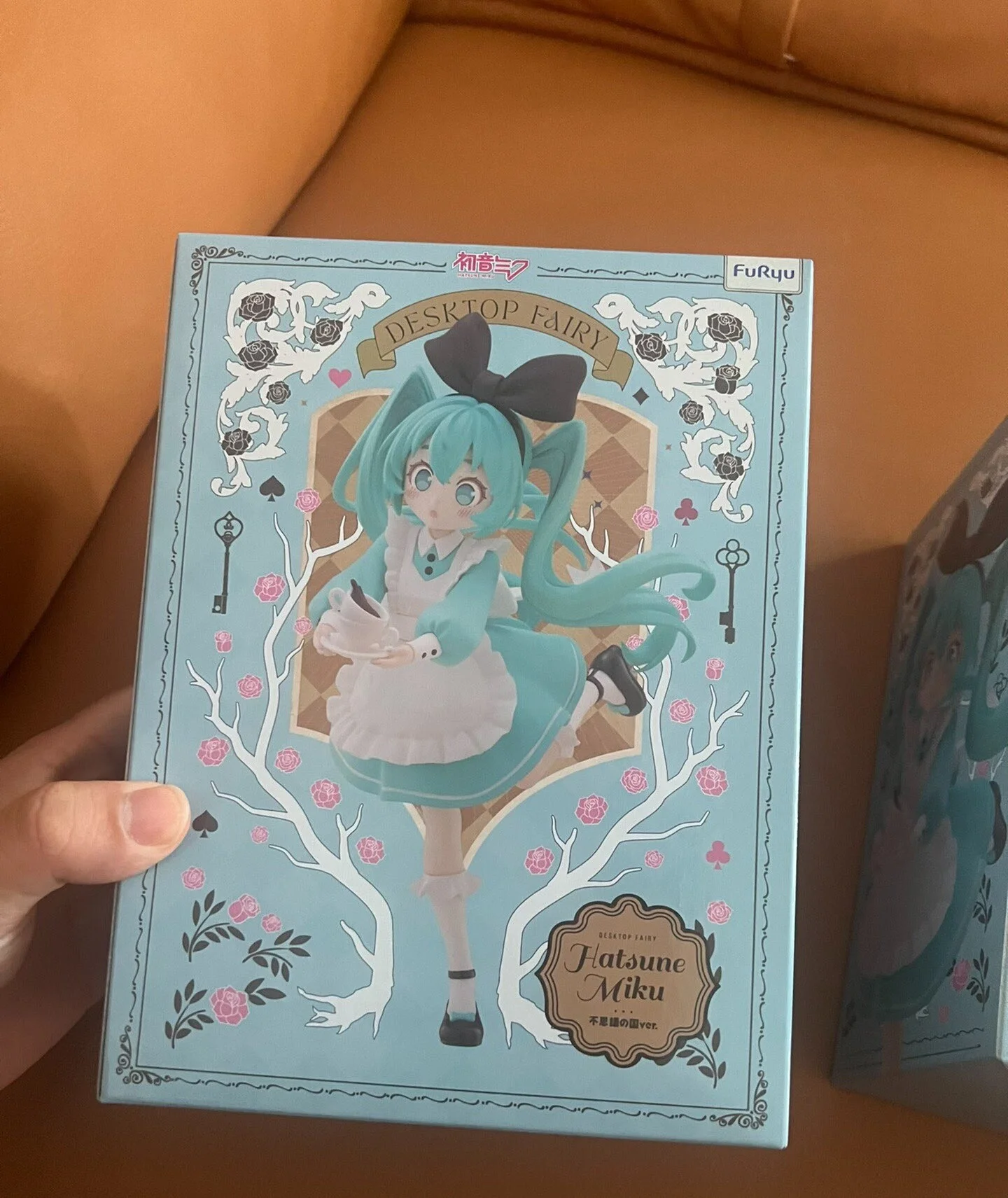 en-stock-figurine-personnalisee-hatsune-miku-de-la-serie-desktop-fairy-de-furyu-inspiree-de-vocaloid-et-de-alice-au-pays-des-merveilles-jouet-de-decoration-de-bureau