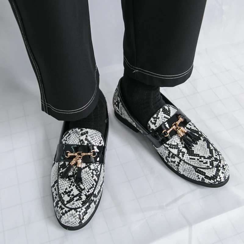 

The 2025 new casual shoes, large-sized snake-patterned fringed bean shoes, and a man wearing leather shoes on one foot