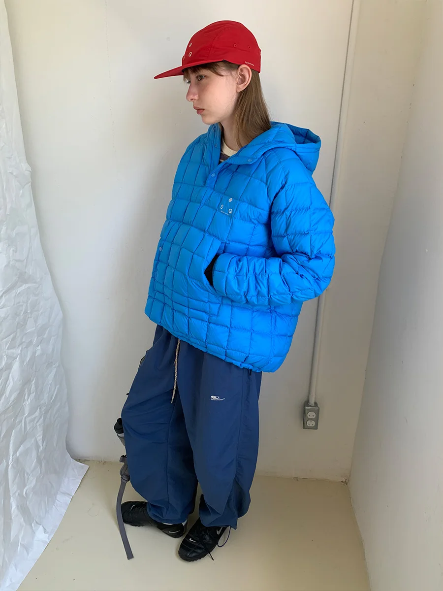 

Легкая женская зимняя теплая куртка из пуха с открытым воротником, капюшоном, прямым кроем, длинными рукавами и застежкой-молнией