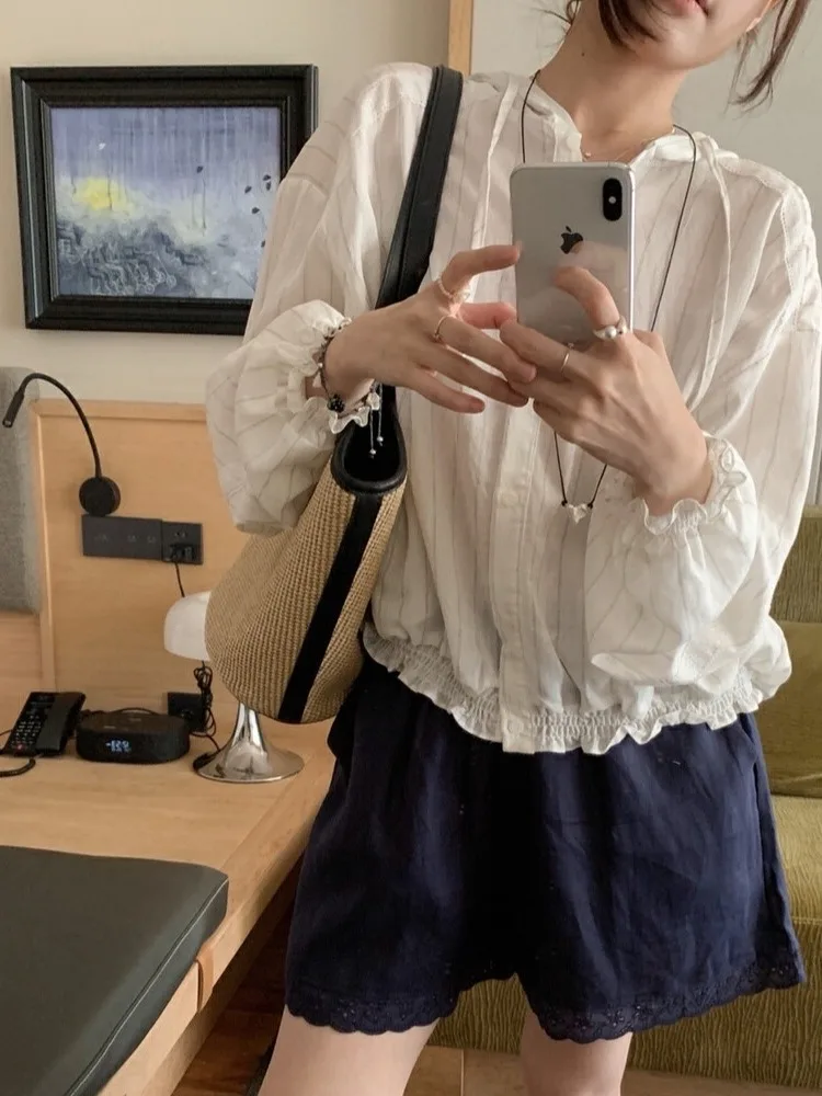 Koreańska moda, damska bluzka w paski z ochroną przeciwsłoneczną, letnia kolekcja 2025, unikalny design, zapinana na jeden guzik, z kapturem.