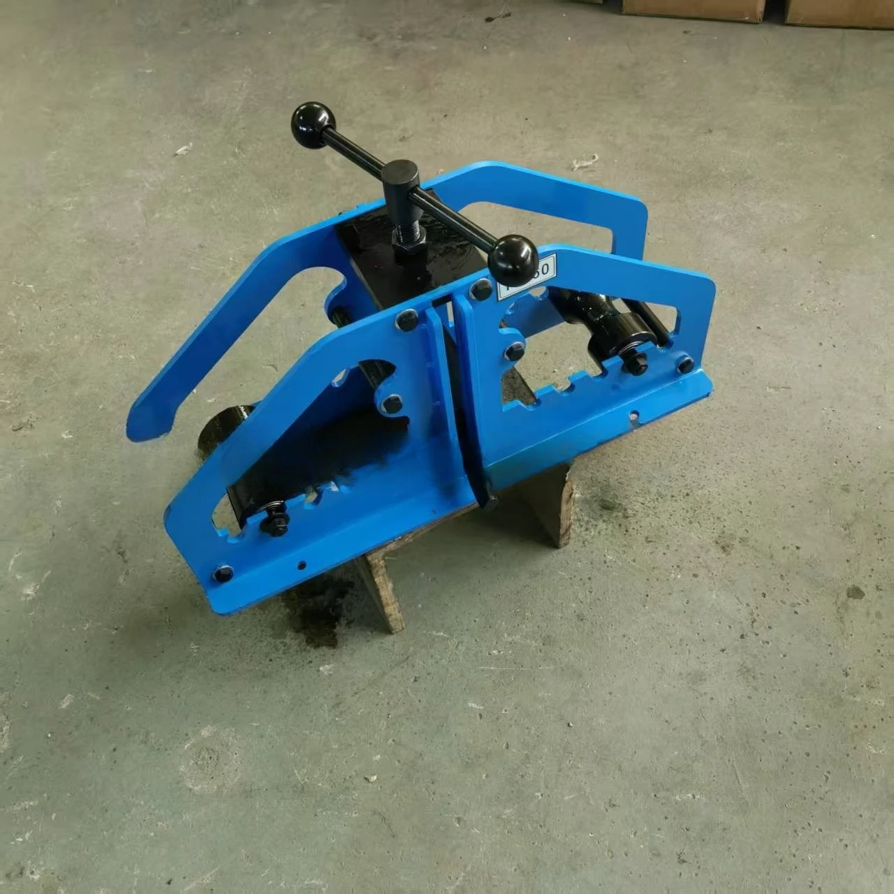 Manual pipe bender TR-60 can bend round and square pipes, easy to operate