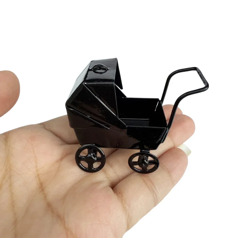 1Pcs 1:12 Puppenhaus Miniaturen Schmiedeeisen Baby Kinderwagen Modell Puppe Haus Schlafzimmer Szene Dekor Ornamente Pretend Spielen Spielzeug DIY