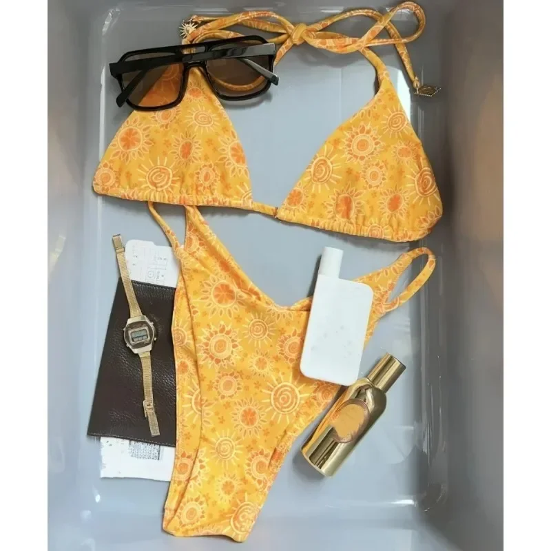 Traje de baño para mujer, conjunto de Bikini brasileño con estampado amarillo, traje de baño Sexy con Tanga, traje de baño de dos piezas con cuello Halter, ropa de playa 2024