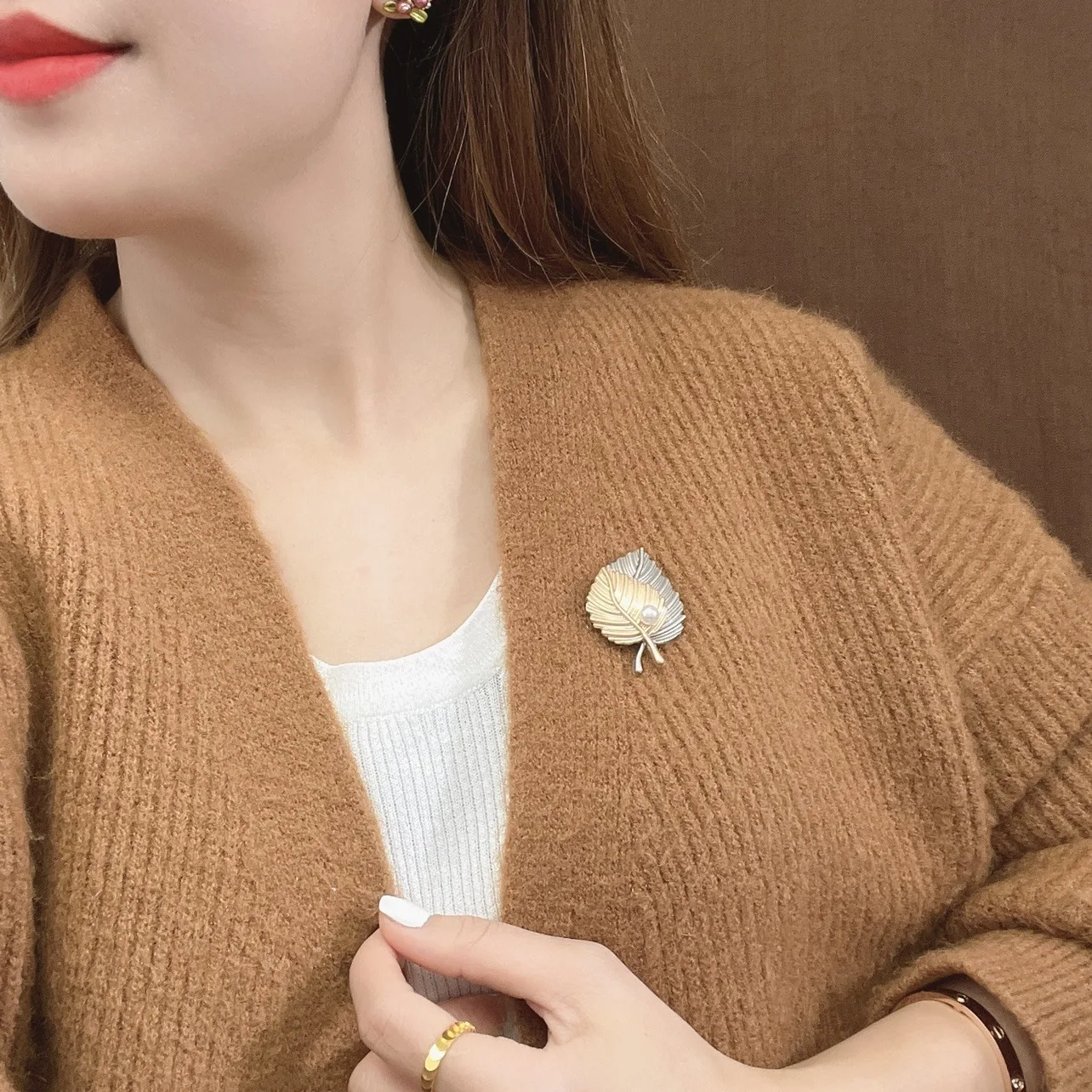 Korean - style Retro Maple Leaf Brooch with Pearls. Ideal Accessory for Women's Sweaters & Suit Jackets