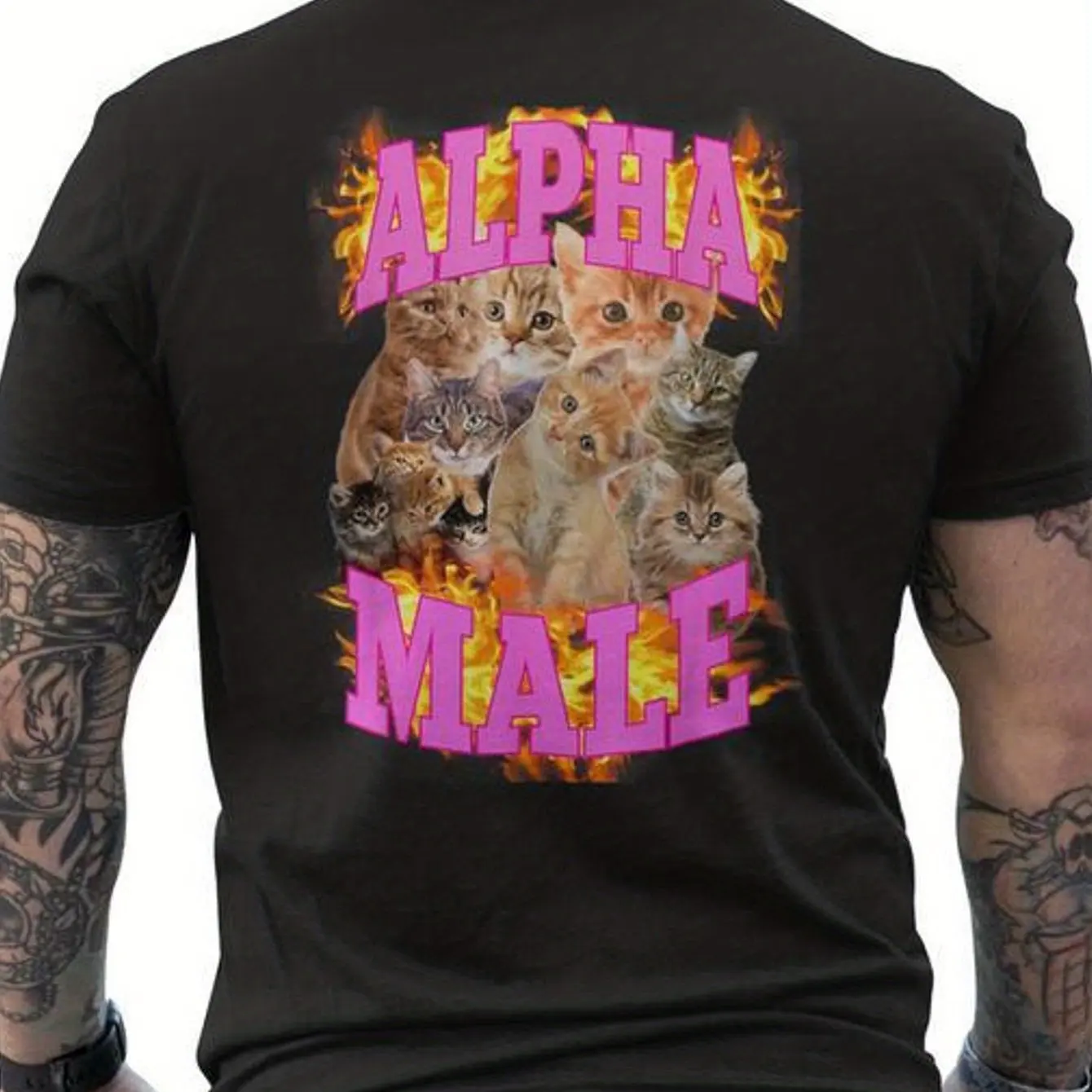 Śmieszna koszulka męska z włoskim napisem o alfa-male - nadruk z włoskim tekstem na plecach, codzienna koszulka z krótkim rękawem i okrągłym dekoltem.