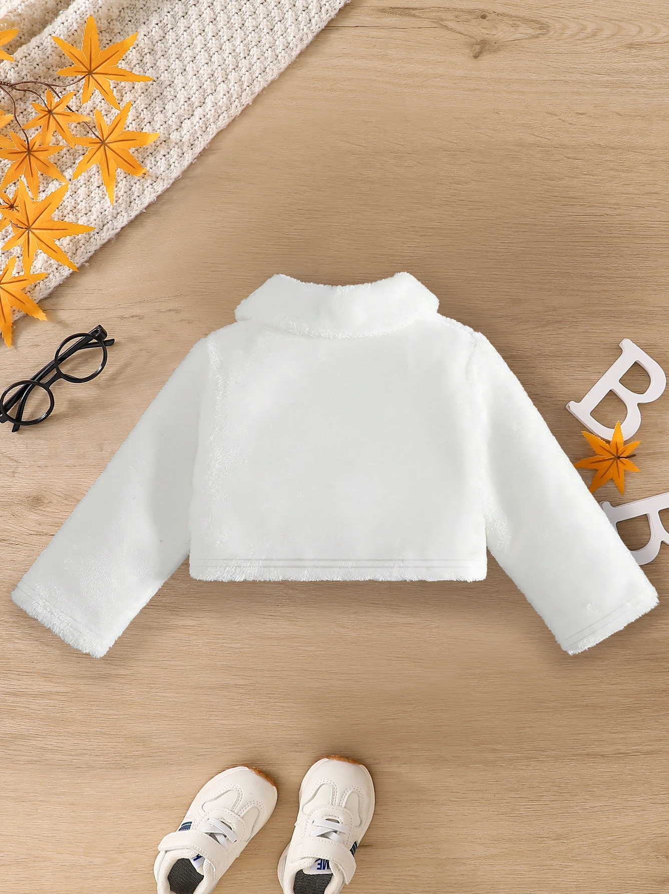 Weiße, flauschige Jacke für Mädchen, Größe 4–8 Jahre, mit Peter-Pan-Kragen, Strassknöpfen und kurzem Schnitt, als Bolero für ein Prinzessinnenkleid. – Detail 2