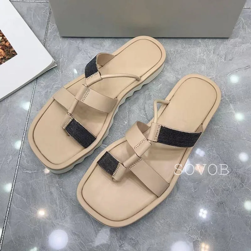 Sandalias Retro de cuero genuino para mujer, chanclas con cuentas de Metal, zapatillas versátiles de suela gruesa, zapatos de playa para vacaciones al aire libre de verano