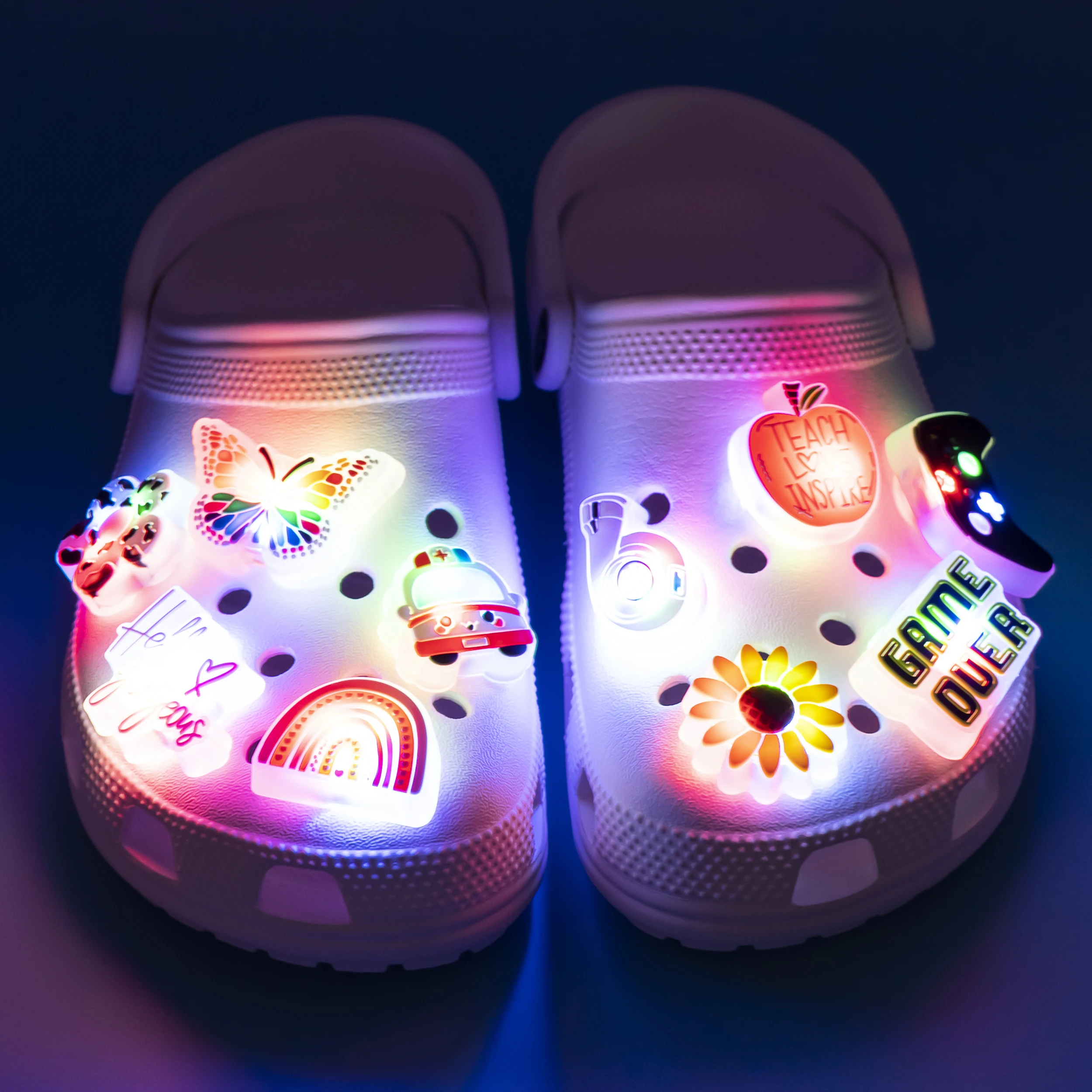 1 Stück LED-Schuhanhänger, Fußball-Gamepad, leuchtend, beleuchtete Schuhdekorationen, Zubehör, Sonnenblumen-Schmetterling, LED-Pins für Frauen und Mädchen – Detail 7
