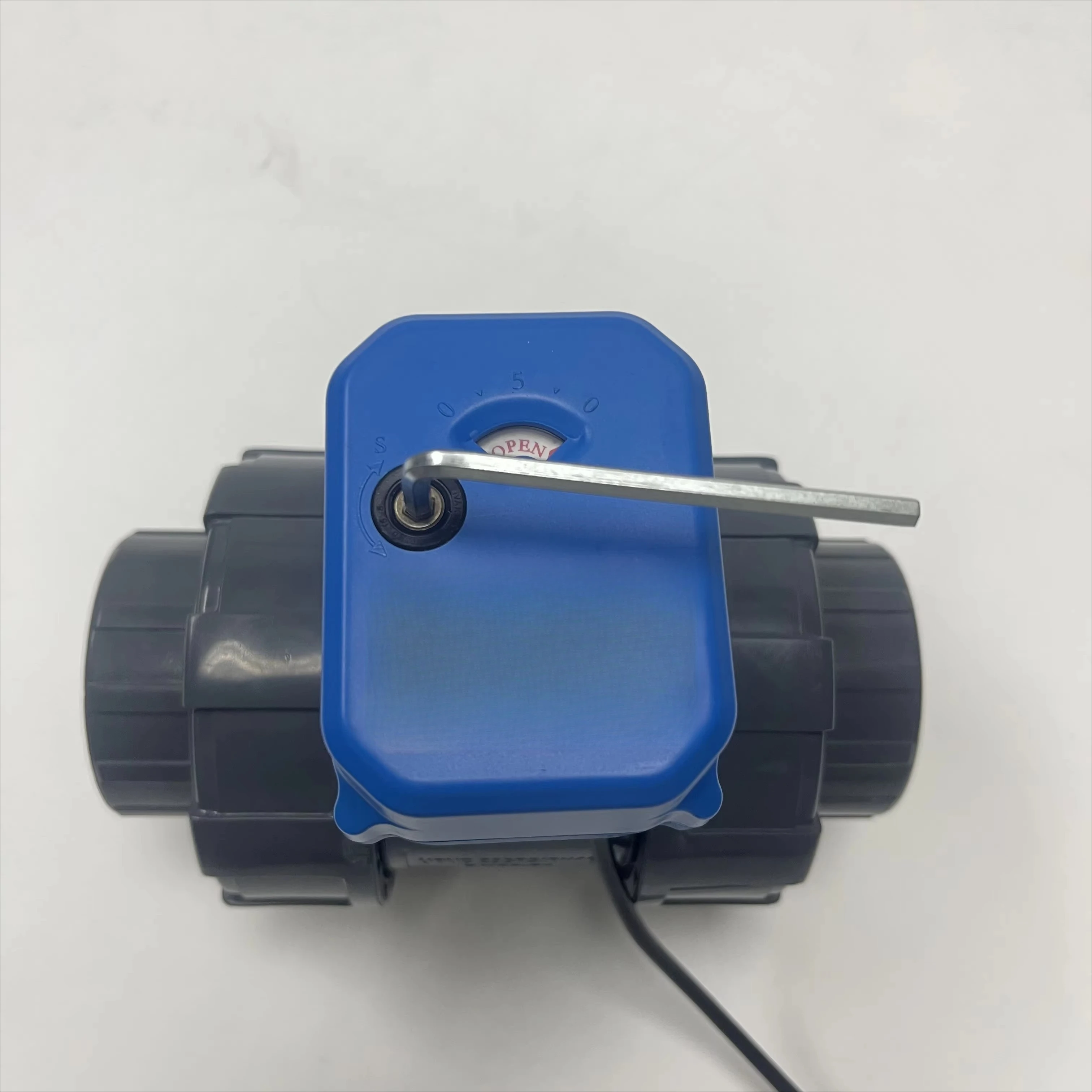 صمام كروي للتحكم في المياه بمحرك كهربائي ثنائي الاتجاه لأنظمة الأنابيب 2 "DN50 PVC/UPVC مقاومة وسائط الأحماض والزيت بدرجة حرارة عالية