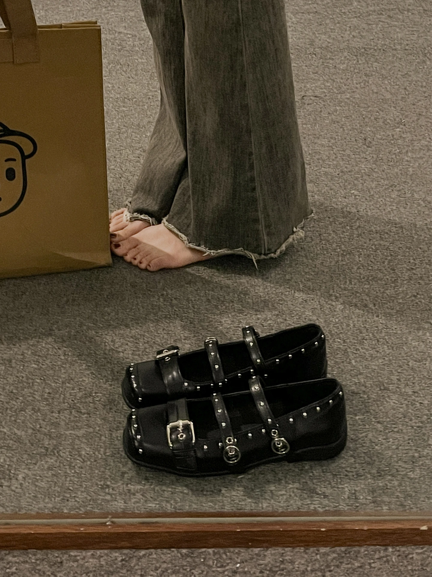 ブラックパンクスタイルリベットスクエアヘッドバレエフラットシューズレディース新作2026夏万能ソフトボトムメリージェーンズファッショナブルカジュアルフラットシューズ