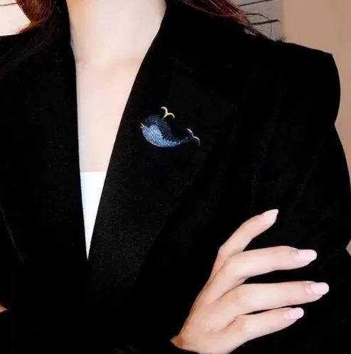 Cute Blue Whale brooch, female design, niche chest flower, high-end marine animal brooch, temperament, suit with accessories--